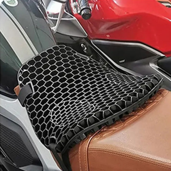 Cojín puesto en el asiento de una moto roja