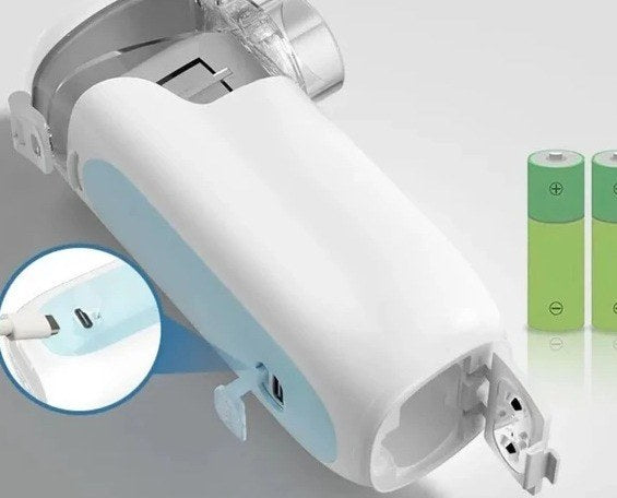 Compartimento de pilas y conector USB-C del nebulizador