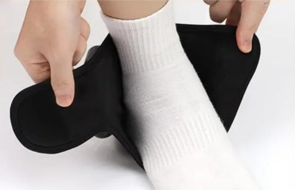 Manos cerrando la tobillera con velcro alrededor del tobillo